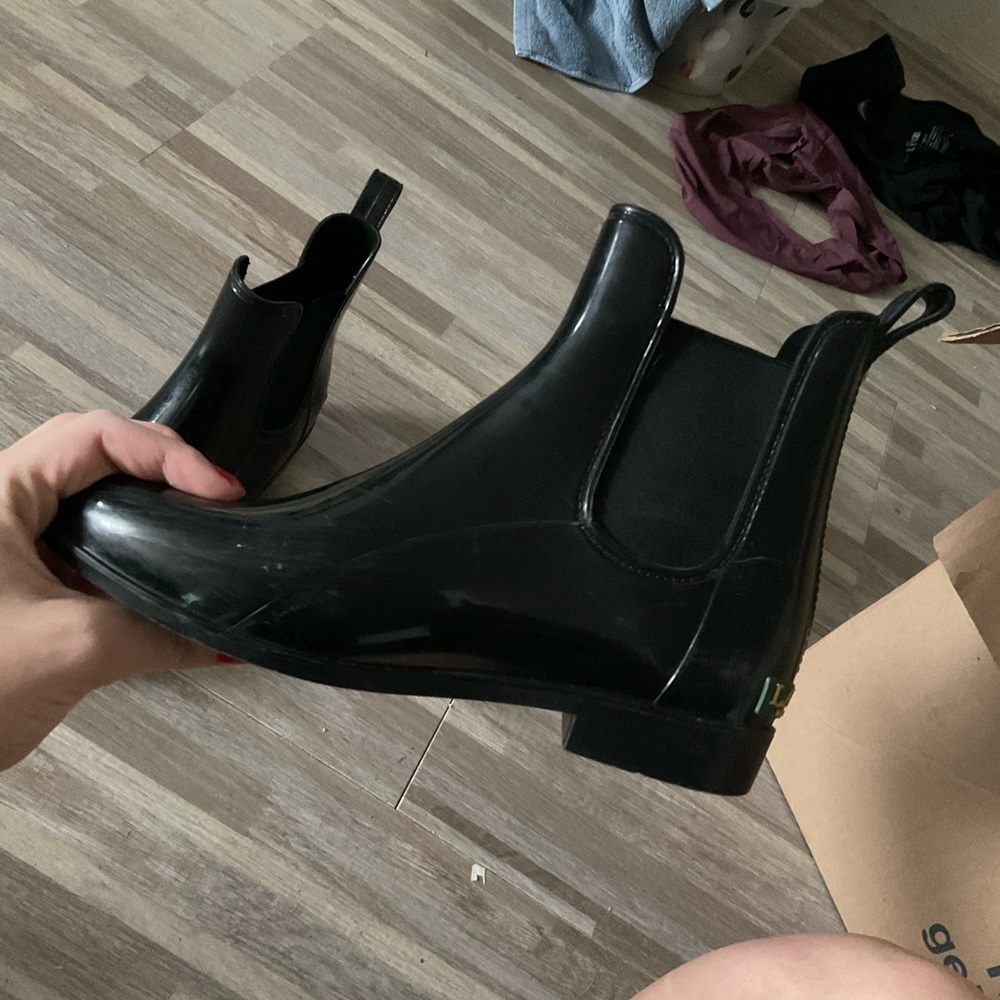Short rain boots